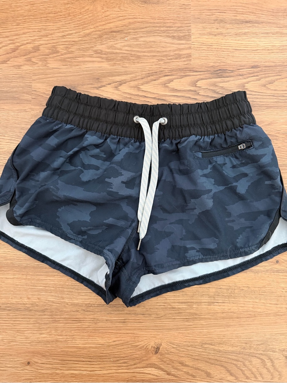 Vuori Black Camo High/Mid Rise 2.5”